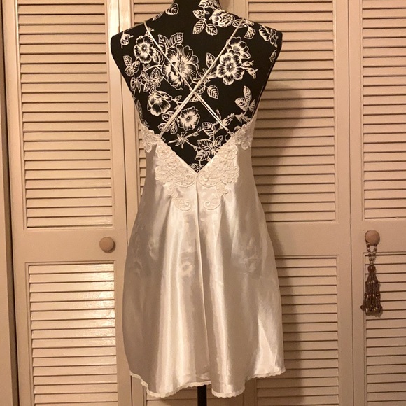Victoria’s Secret Bridal Pearl Embroidered Night Gown - Picture 4 of 7